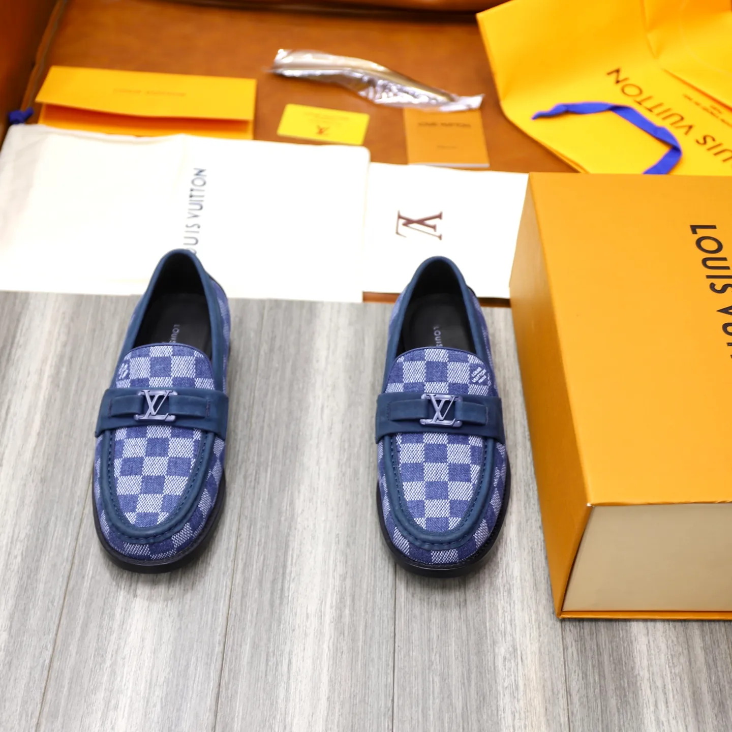 Men's shoes 💰: 💰900LV Louis Vuitton slip-on loafers, top quality products produced in Dongguan, ready for sale! This LV Glove loafer is made of selected soft cowhide, with a slightly wrinkled leather surface and a very high-end texture. Each pair is unique. The leather surface is light and soft, with a fine texture and good luster. It is a classic loafer style, with exquisite handmade mark stitching on the toe, and a square toe configuration to highlight the classic style. The horizontal band has hot-printed LV three-dimensional letters, semi-solid handcrafts and a genuine leather outsole, and a rubber patch on the heel to create wear-resistant performance and comfort. One of the must-have loafers for men! Comes with full original packaging! Code number: 38-39-40-41-42-43-44 (38, 45, 46 customized) standard leather shoe code